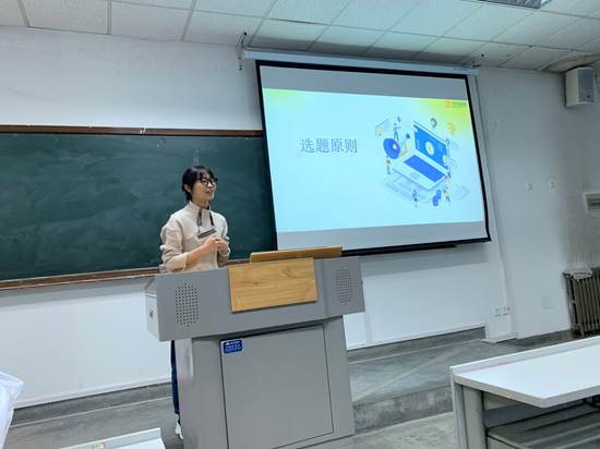 房间里的电视 中度可信度描述已自动生成 房间里的电视 中度可信度描述已自动生成